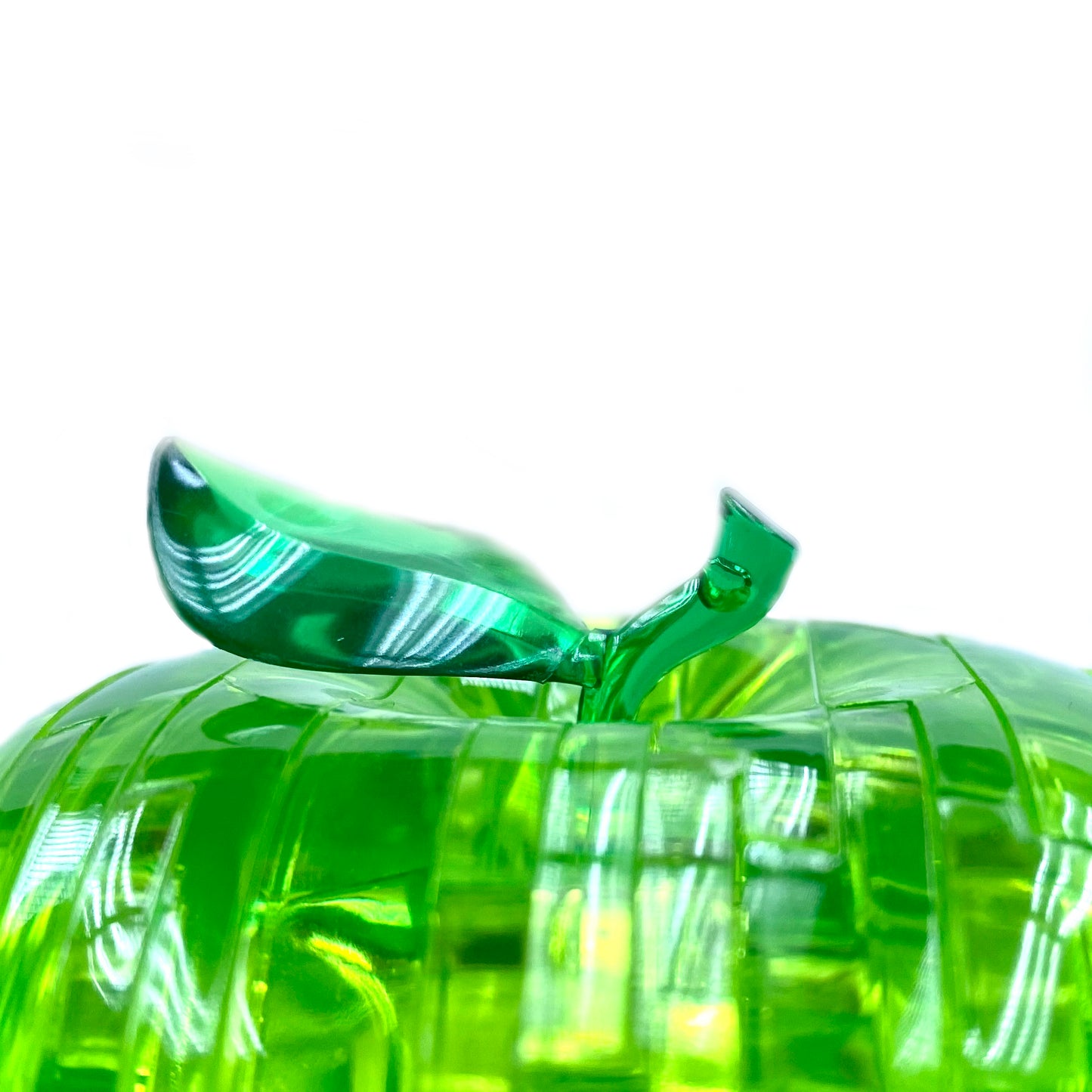 Apple (Green) Dimension: 75mm x 75mm x 75mm Color: Green Number of Pieces: 44 Weight: 220g